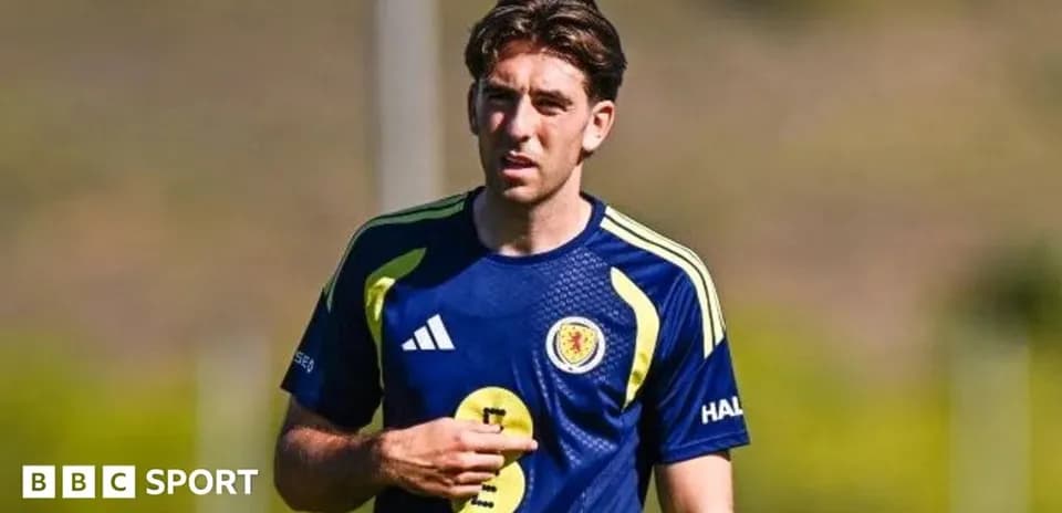 Jugador escocés entrenando en campo de fútbol