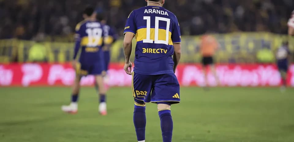Jugador con camiseta número 10 durante el partido