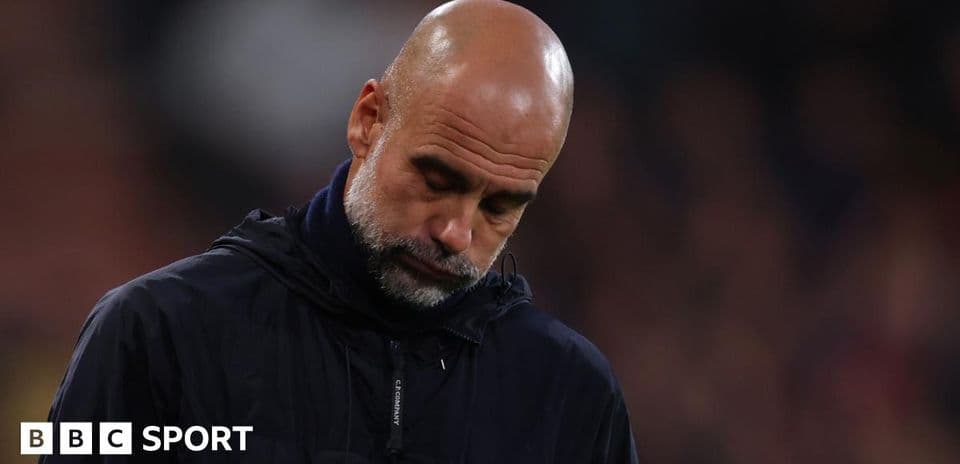 Entrenador en la banda durante un partido