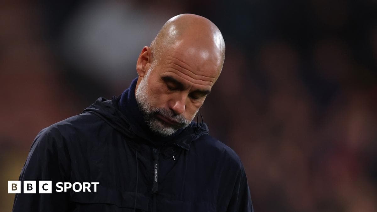 Entrenador en la banda durante un partido