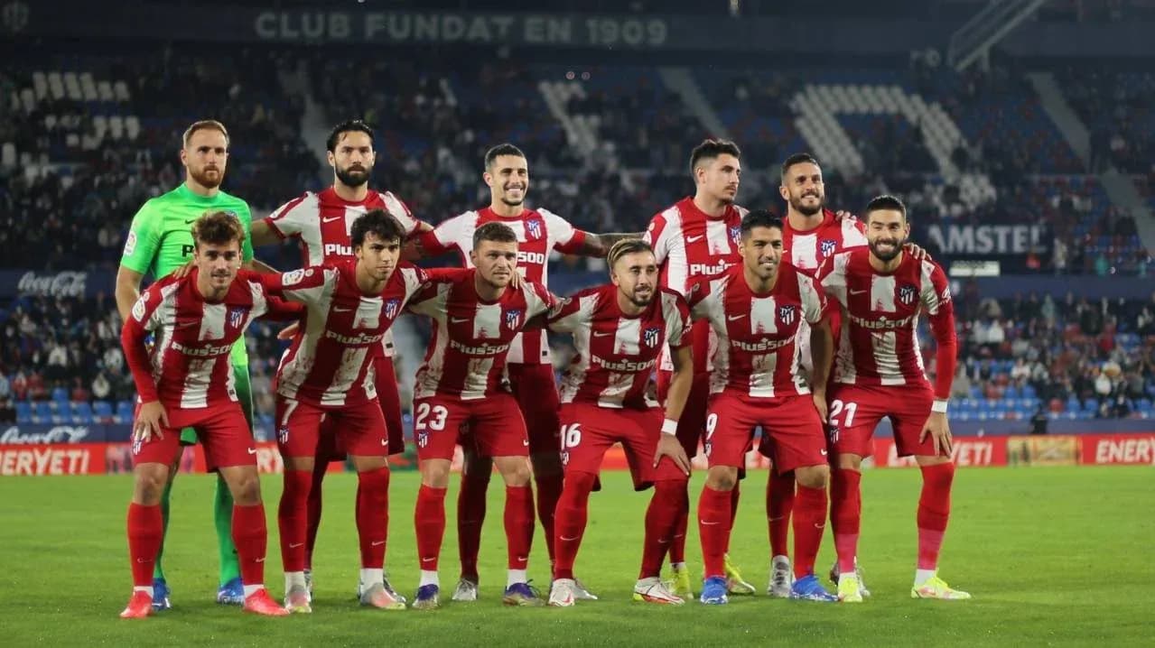 Equipo de Atlético de Madrid posando juntos
