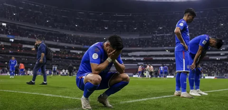 Jugadores de fútbol desanimados en el campo tras partido