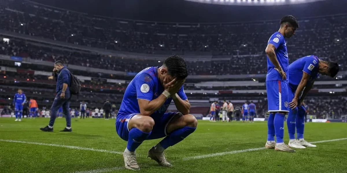 Jugadores de fútbol desanimados en el campo tras partido