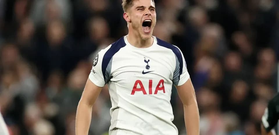 Jugador de Tottenham celebrando con entusiasmo en el campo