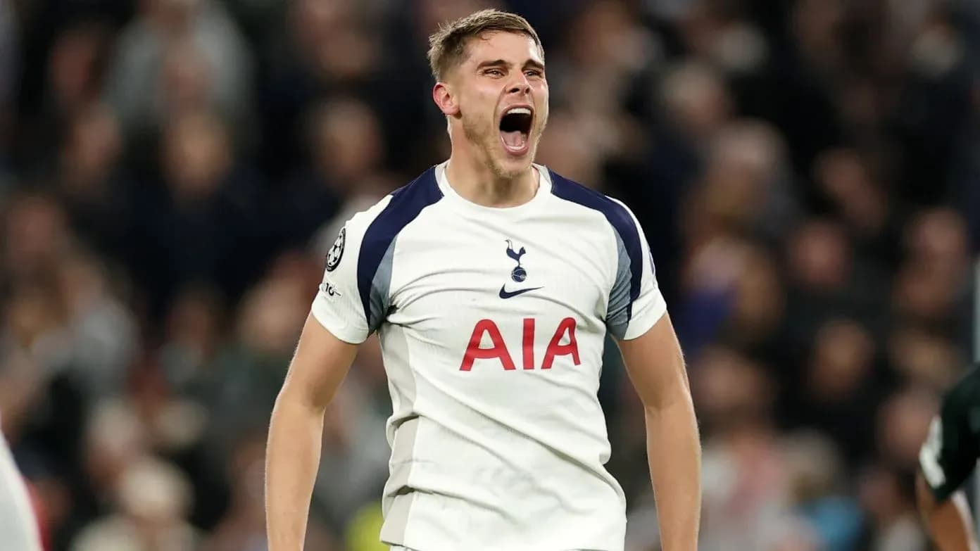 Jugador de Tottenham celebrando con entusiasmo en el campo