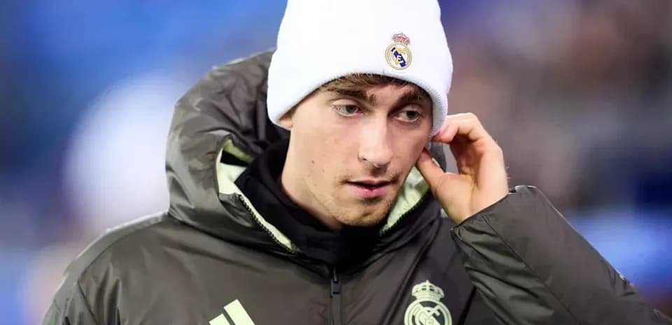 Jugador de Real Madrid con gorro en el campo