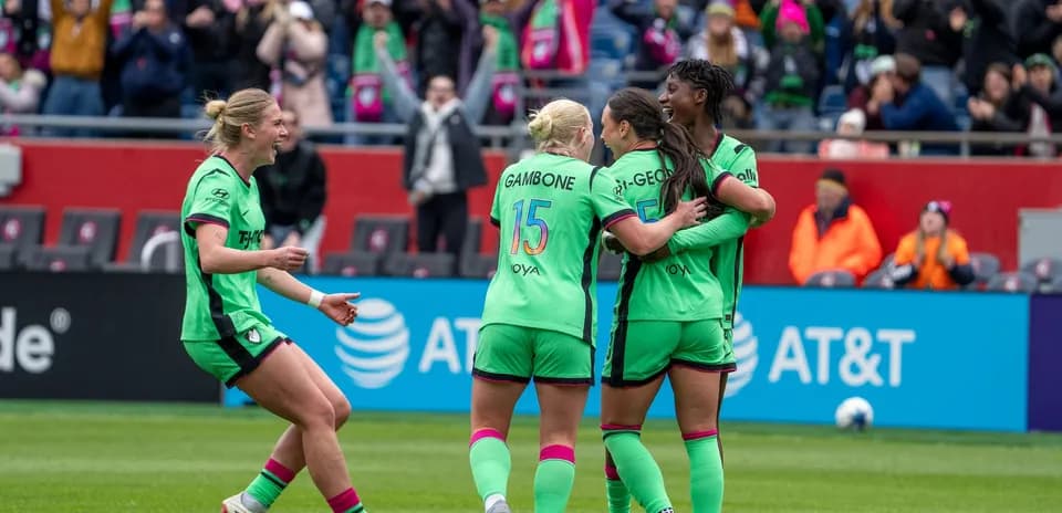 Jugadoras celebrando un gol durante el partido