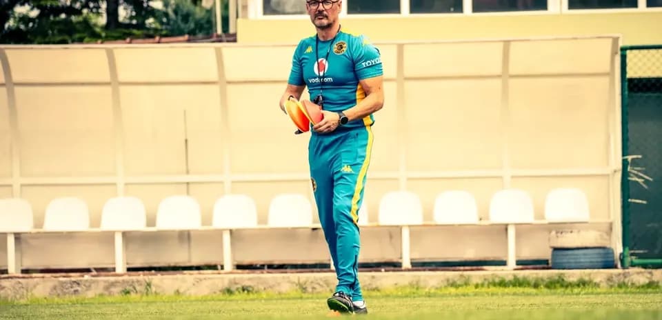 Entrenador con conos en el campo de entrenamiento