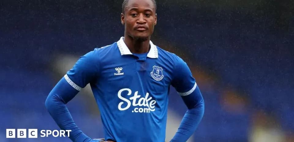 Jugador de Everton en uniforme azul durante entrenamiento