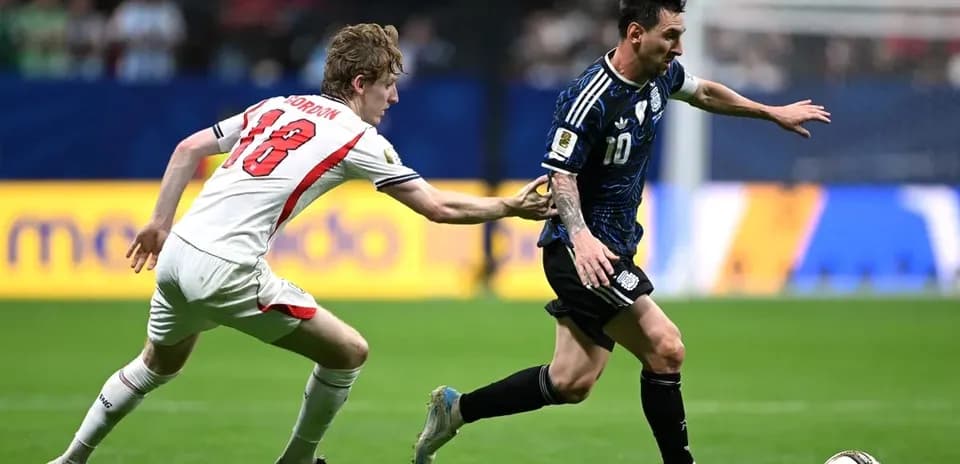 Jugador argentino driblando mientras es seguido por rival