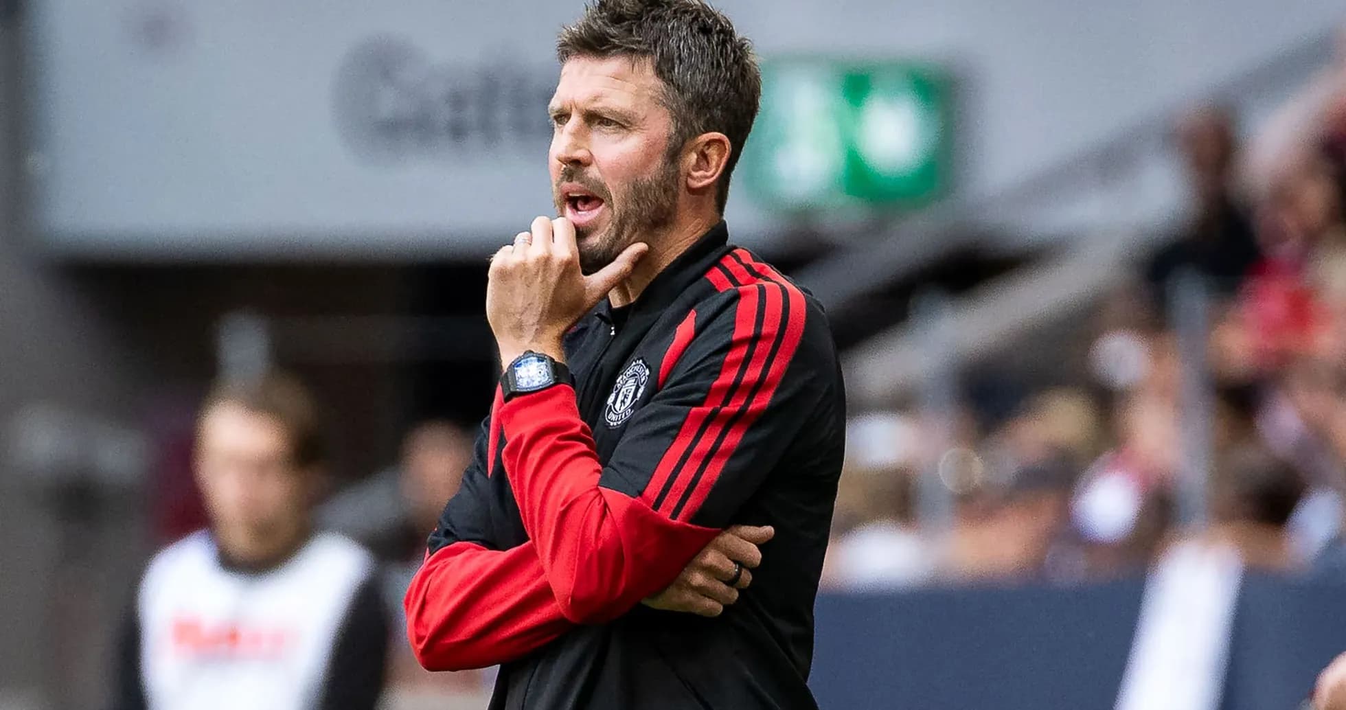 Entrenador de pie en la línea de banda