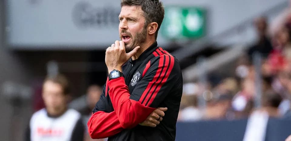 Entrenador de pie en la línea de banda