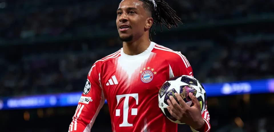Jugador de Bayern Múnich sosteniendo un balón