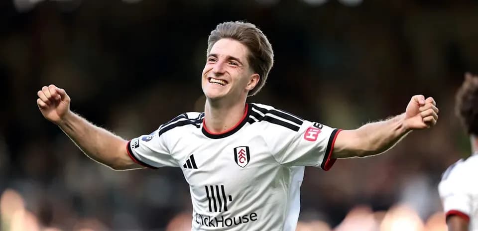 Jugador de Fulham celebrando un gol con entusiasmo