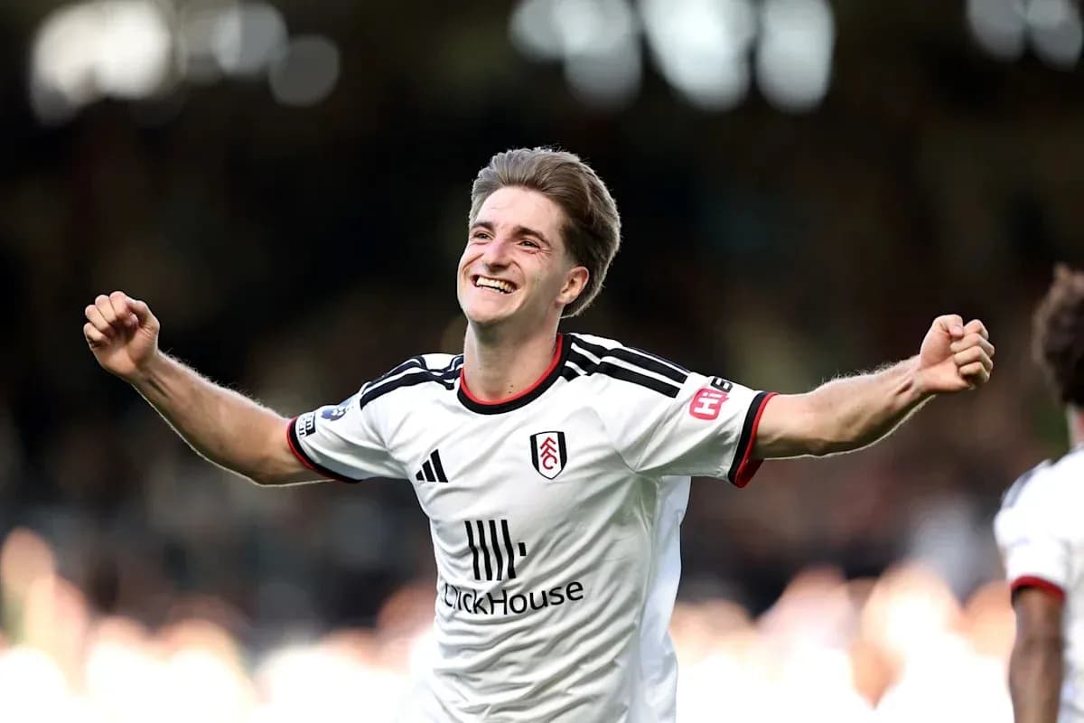 Jugador de Fulham celebrando un gol con entusiasmo