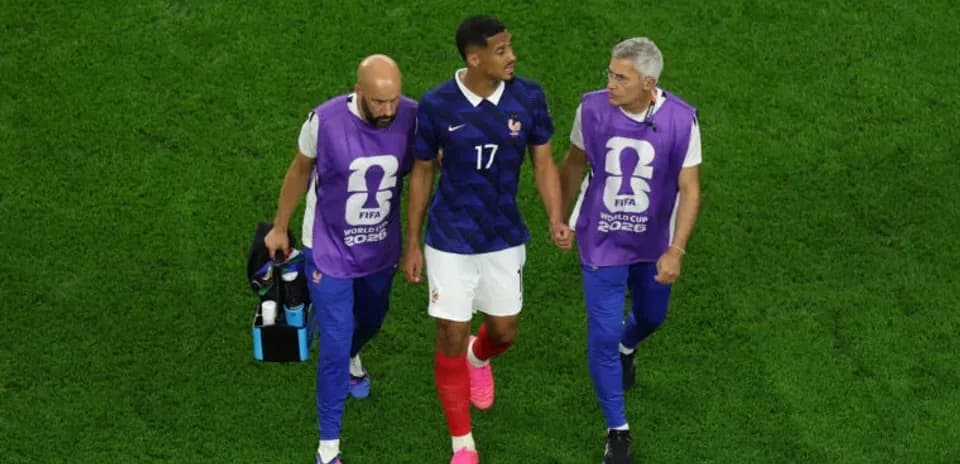 Jugador de Francia siendo atendido por el personal médico