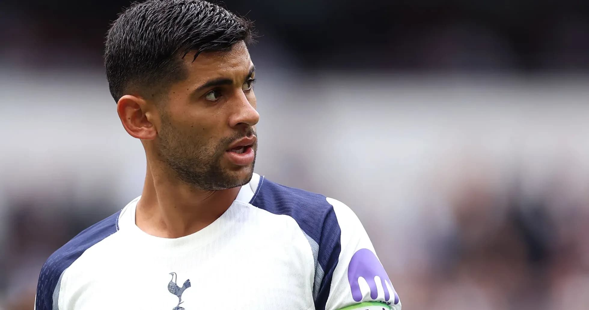 Jugador de Tottenham con camiseta y brazalete de capitán