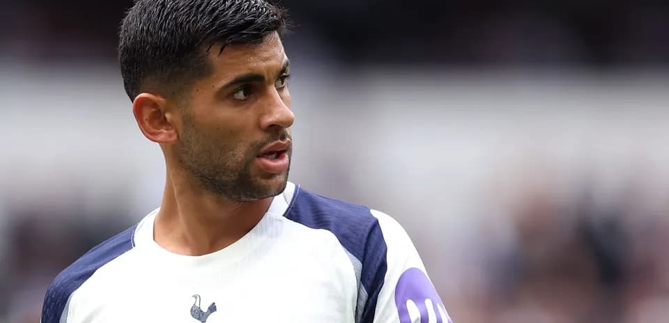 Jugador de Tottenham con camiseta y brazalete de capitán