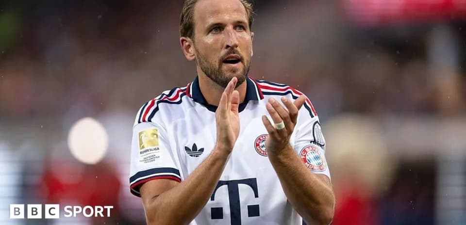 Jugador aplaudiendo con camiseta del Bayern Múnich