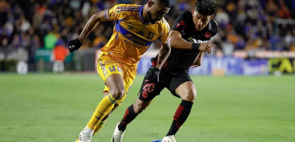 Jugadores de Toluca y Tigres UANL en acción