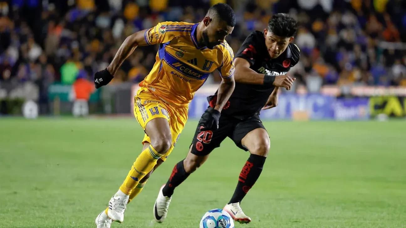 Jugadores de Toluca y Tigres UANL en acción