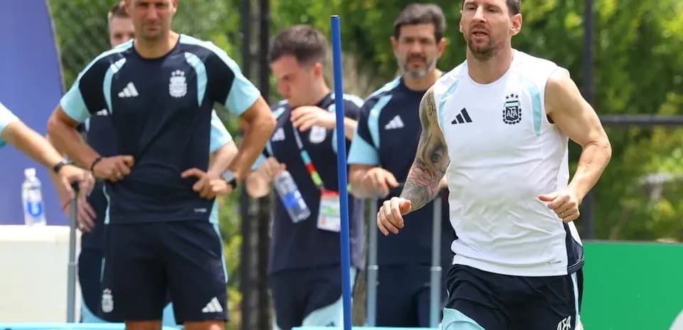Lionel Messi corriendo durante entrenamiento con el equipo