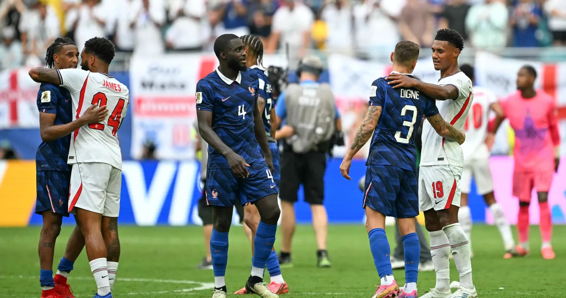Jugadores de Francia y su rival abrazándose tras el partido