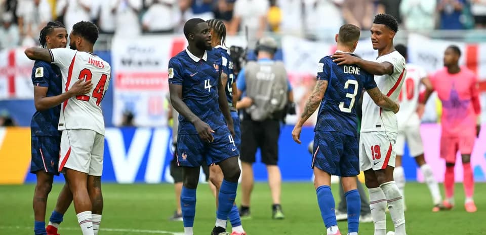 Jugadores de Francia y su rival abrazándose tras el partido