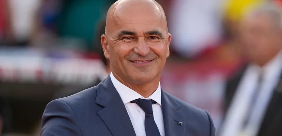 Entrenador sonriendo en un evento deportivo