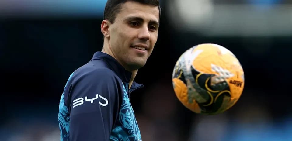 Jugador sosteniendo un balón durante calentamiento