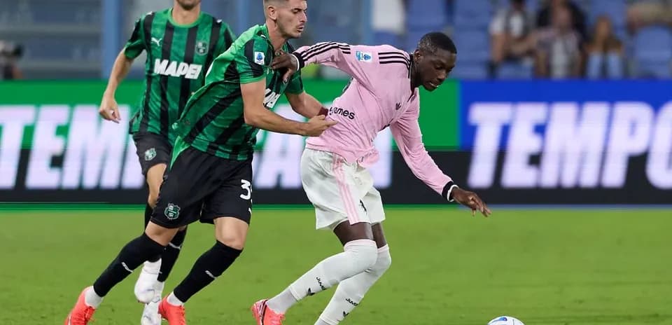 Jugador de Sassuolo persiguiendo a jugador de Juventus