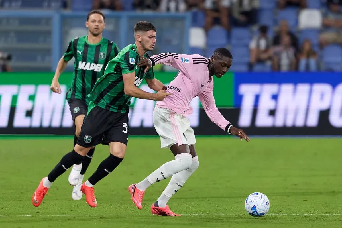 Jugador de Sassuolo persiguiendo a jugador de Juventus