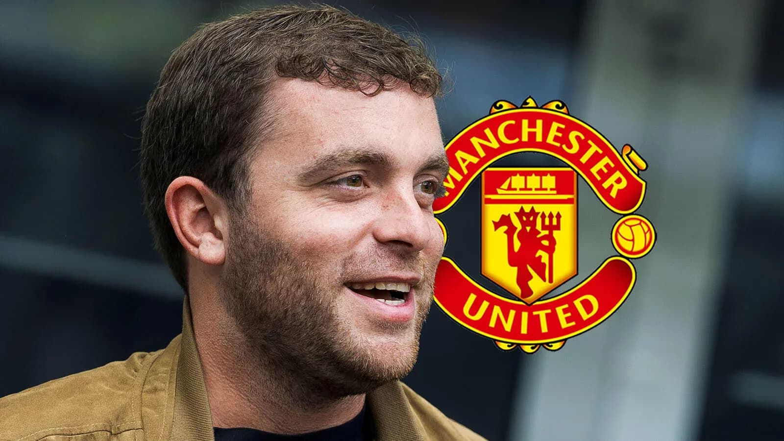 Hombre sonriendo con logo de Manchester United de fondo