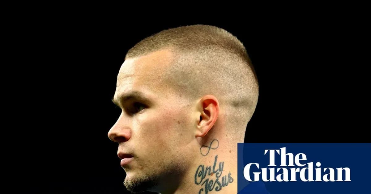 Jugador con corte de cabello corto y tatuajes visibles