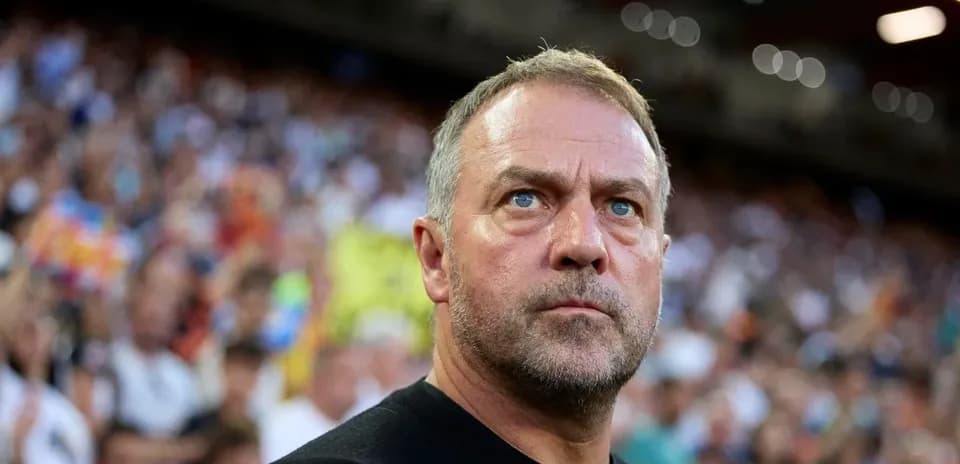 Entrenador observando desde la grada durante el partido