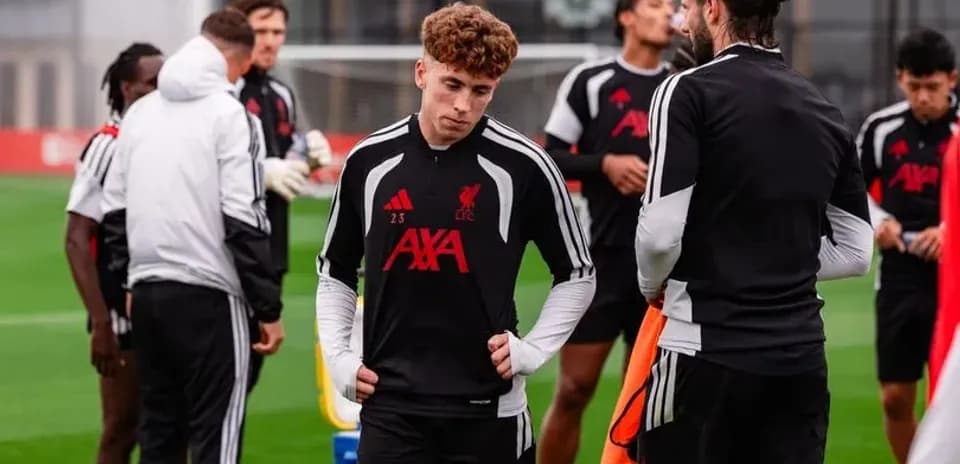Jugadores de Liverpool en sesión de entrenamiento