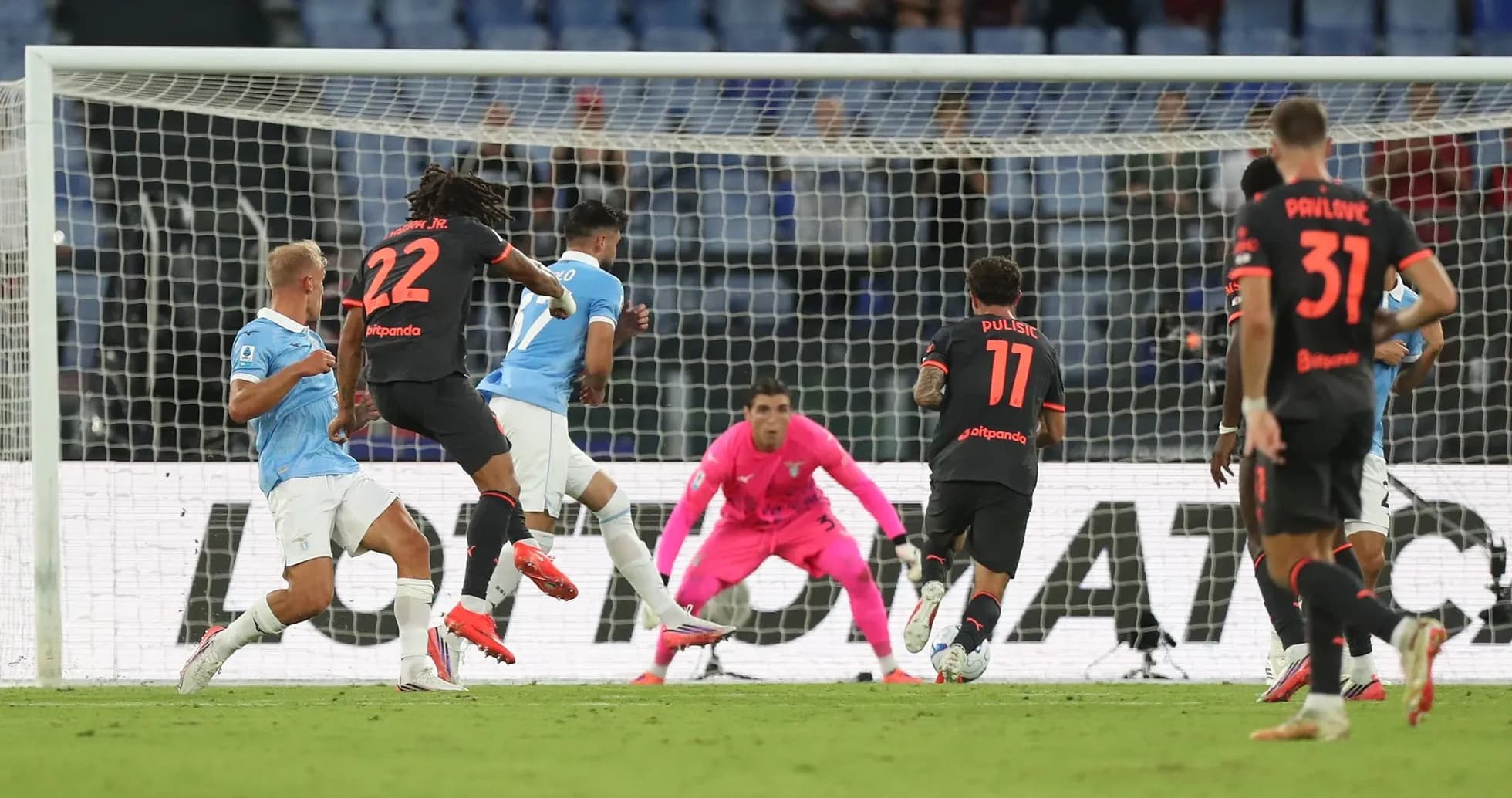 Acción durante el partido Lazio vs AC Milan