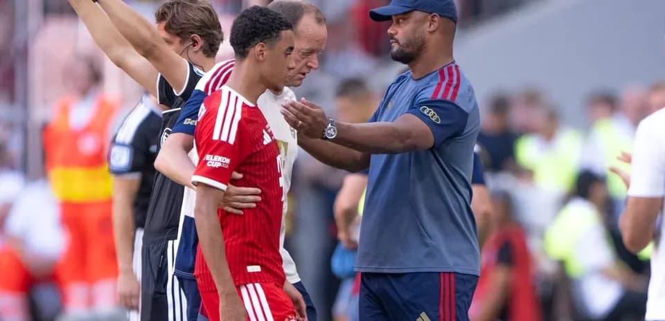 Entrenador hablando con jugador durante el partido