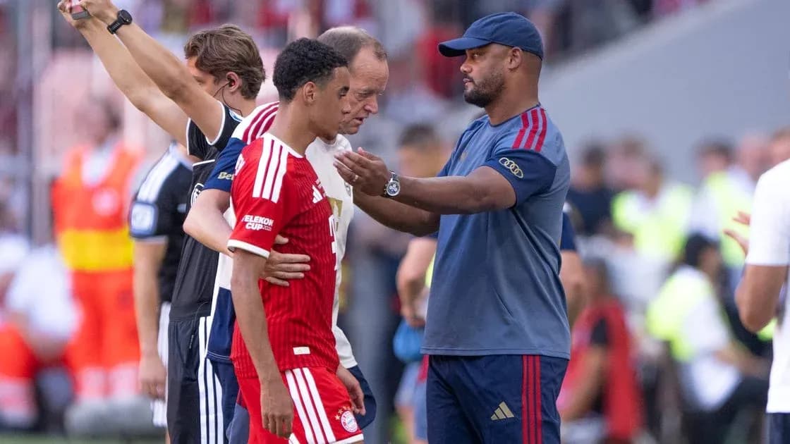 Entrenador hablando con jugador durante el partido