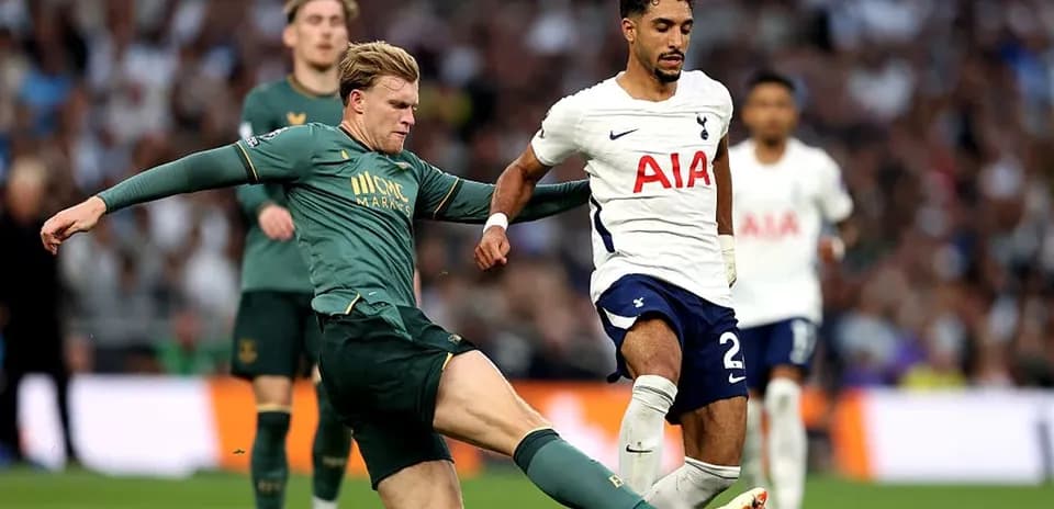 Jugador de Tottenham driblando ante defensa rival