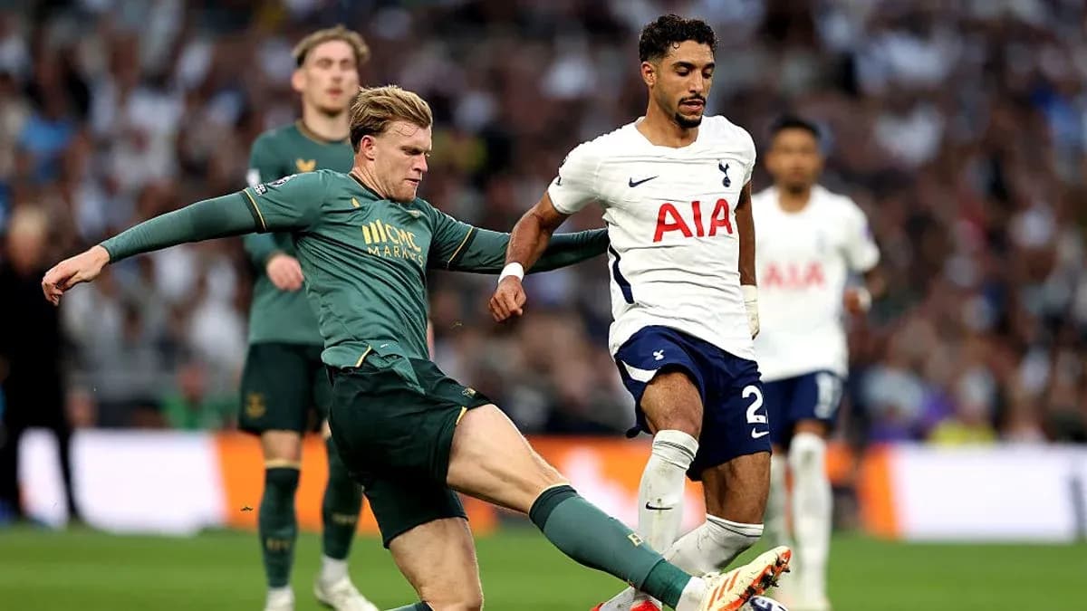 Jugador de Tottenham driblando ante defensa rival
