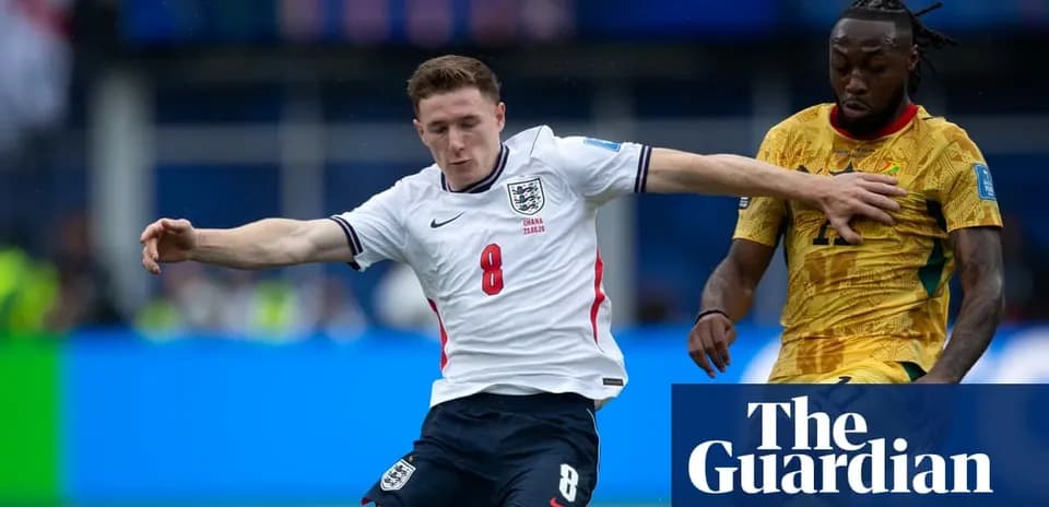 Jugador de Inglaterra desafiando a oponente de Ghana