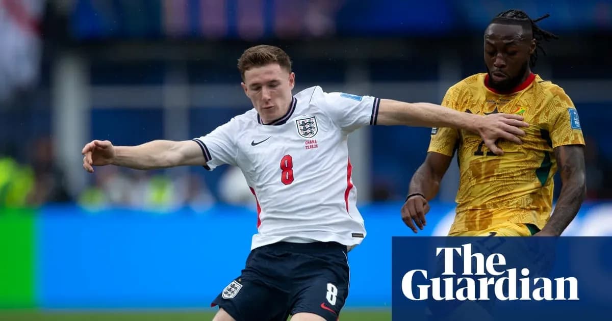 Jugador de Inglaterra desafiando a oponente de Ghana