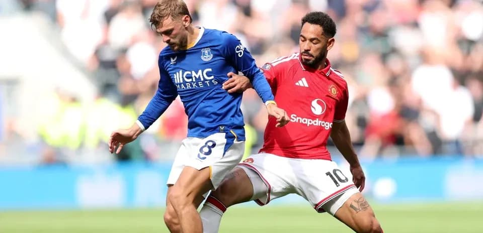 Jugador de Everton driblando ante oponente de Manchester United