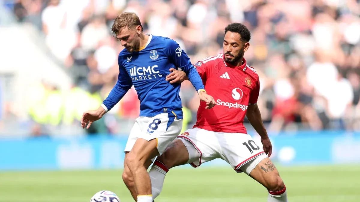 Jugador de Everton driblando ante oponente de Manchester United