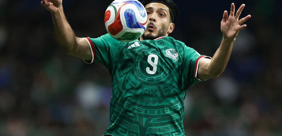 Jugador de México controlando el balón en el aire