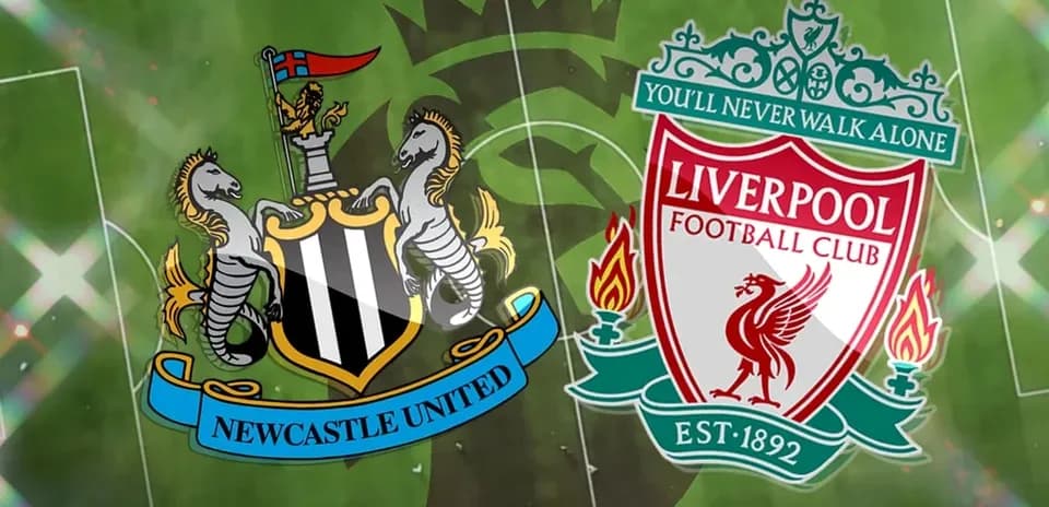 Escudos de Newcastle United y Liverpool FC en campo