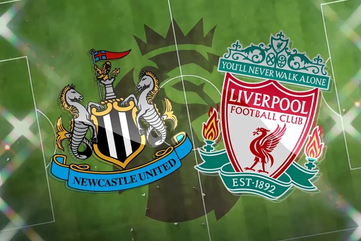 Escudos de Newcastle United y Liverpool FC en campo
