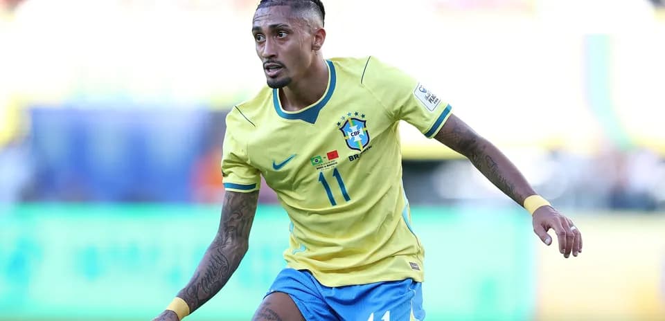 Jugador de Brasil corriendo en el campo de juego