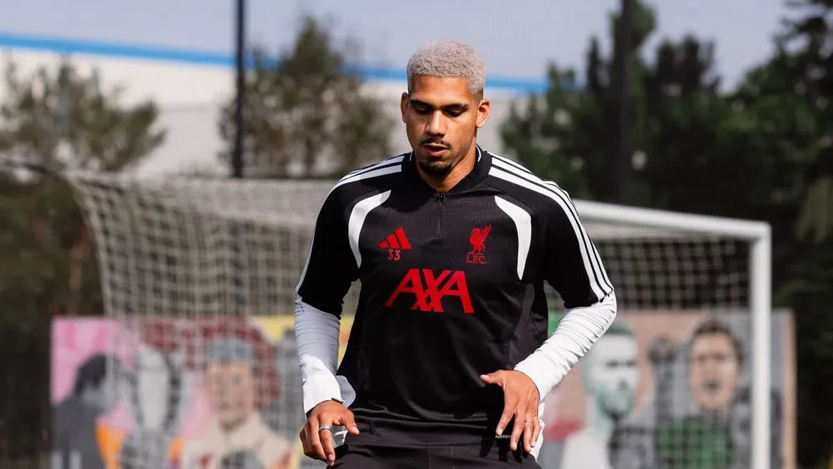 Jugador de Liverpool entrenando en el campo
